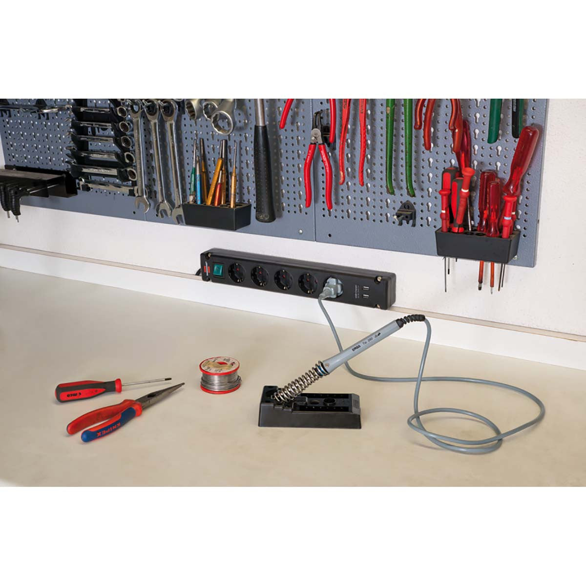 Brennenstuhl Bremounta - 5-way power strip with 2 USB ports, Black, 3m, H05vv-f, 3G1.5