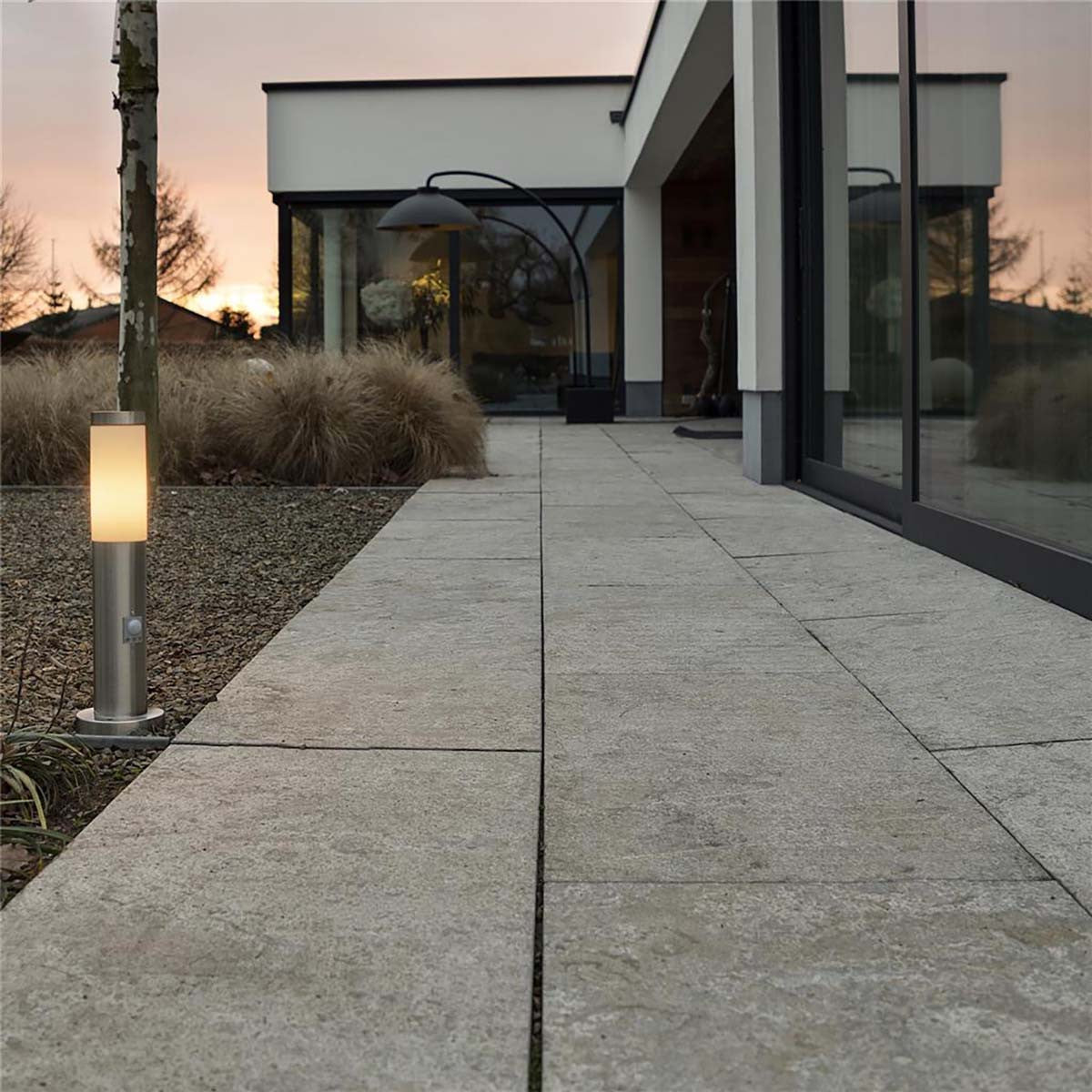 Poste de jardim com detetor de movimento