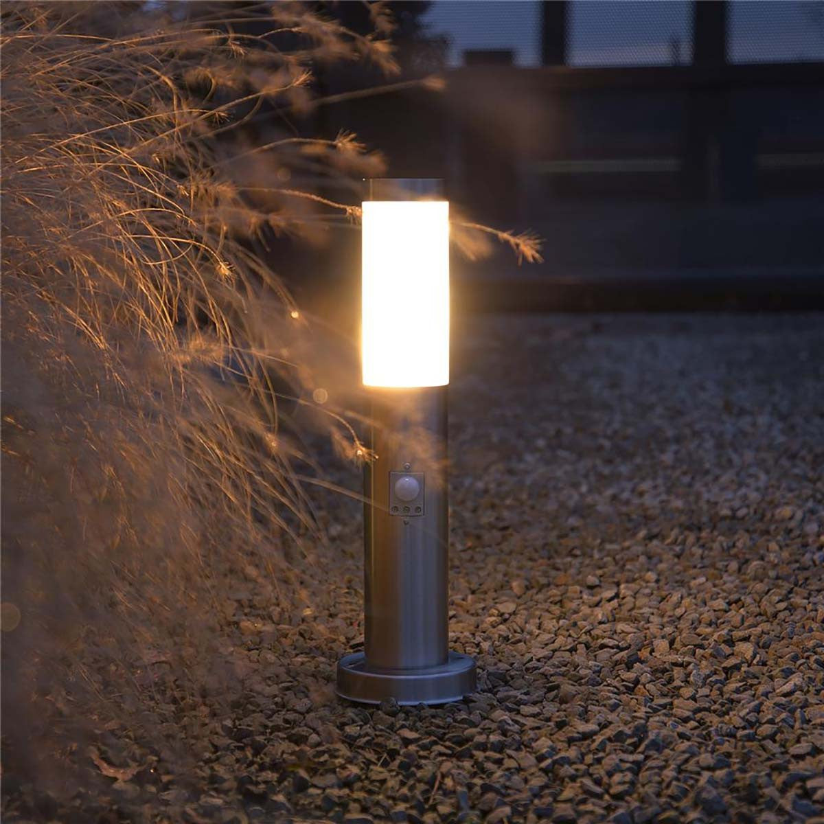 Poste de jardim com detetor de movimento