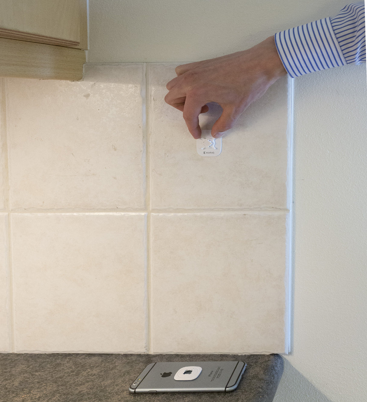 White Adhesive Car Mount for Smartphone with 360° Rotation