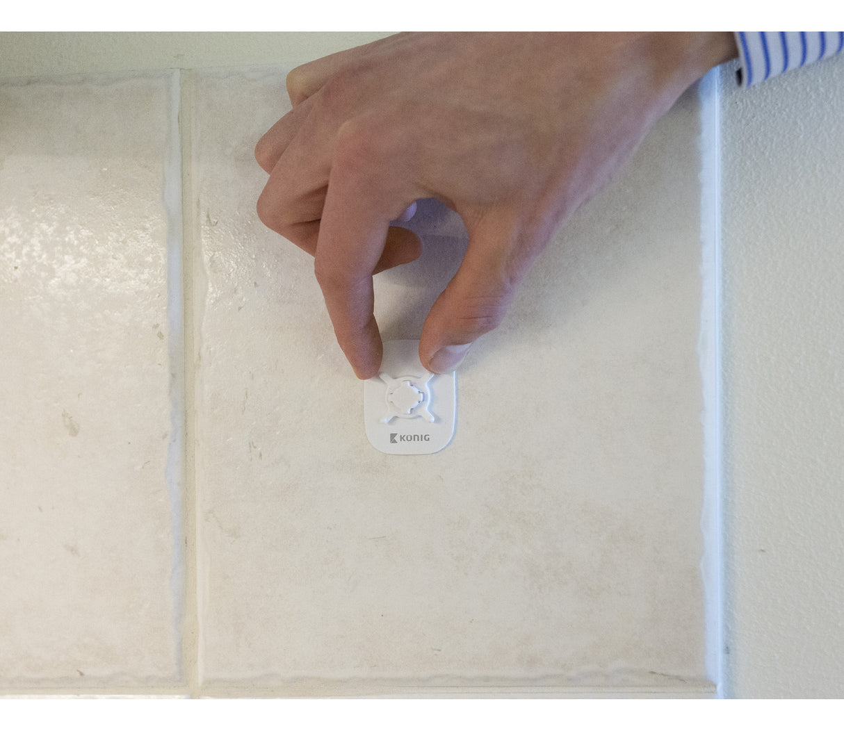 Black Adhesive Car Mount for Smartphone with 360° Rotation