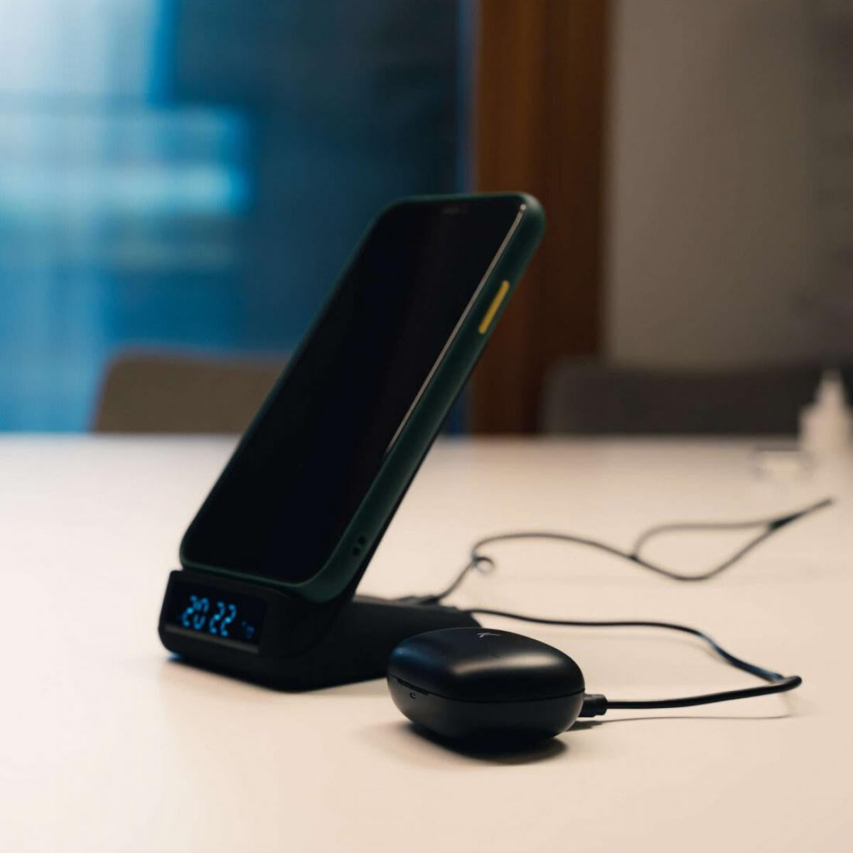 Wireless charger and desktop alarm clock | 15W | Qi technology | Display modes | Room temperature | Black