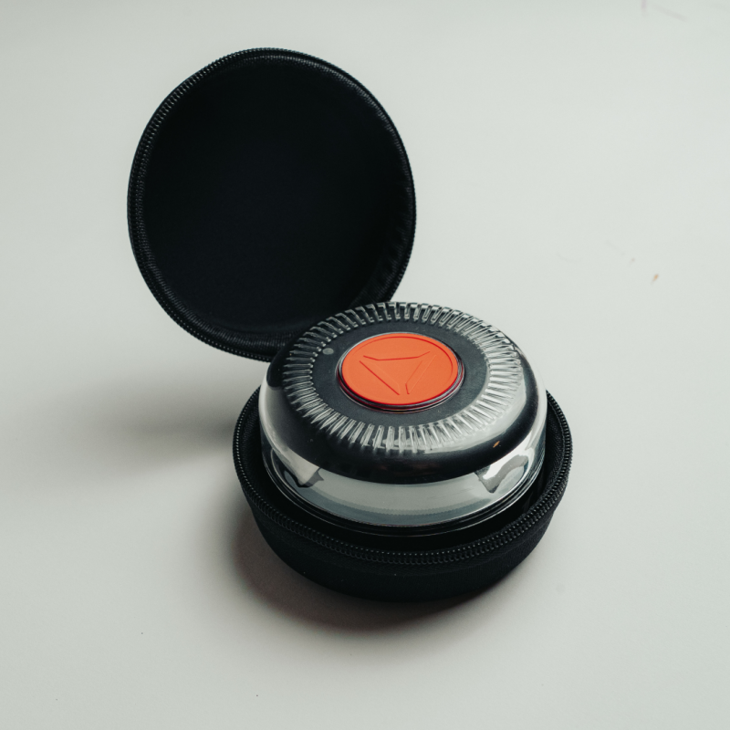 Emergency light with geolocation, connected to the DGT (Spanish Traffic Authority), V16 approved. Includes protective cover.