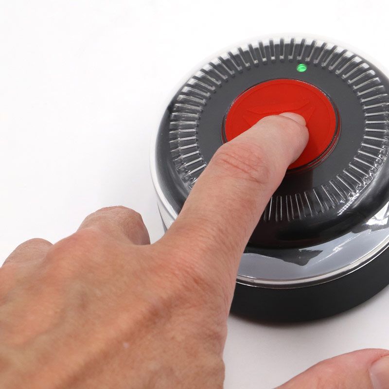 Emergency light with geolocation, connected to the DGT (Spanish Traffic Authority), V16 approved. Includes protective cover.