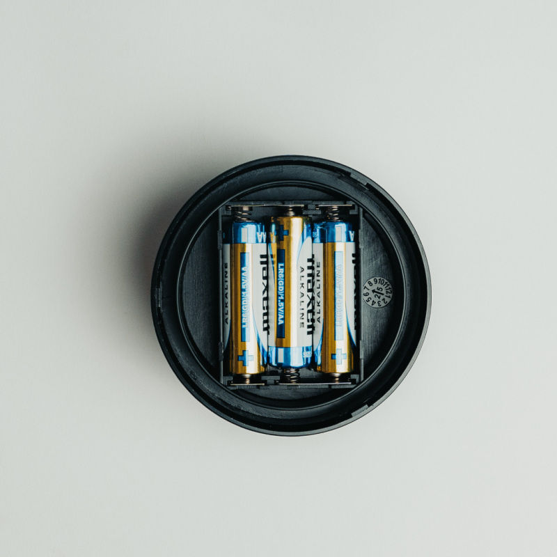 Emergency light with geolocation, connected to the DGT (Spanish Traffic Authority), V16 approved. Includes protective cover.