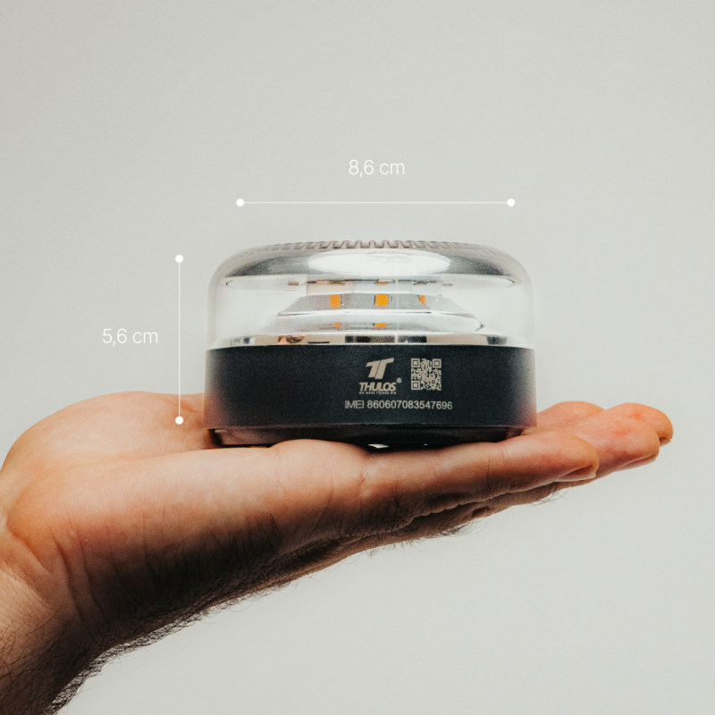 Emergency light with geolocation, connected to the DGT (Spanish Traffic Authority), V16 approved. Includes protective cover.