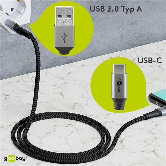 Cable USB-A a USB-C de Goobay con malla trenzada sobre una mesa, con detalle de los dos conectores