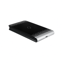 Lector USB de sobremesa para alta de tarjetas Hikvision DS-K1F100-D8E, vista en ángulo