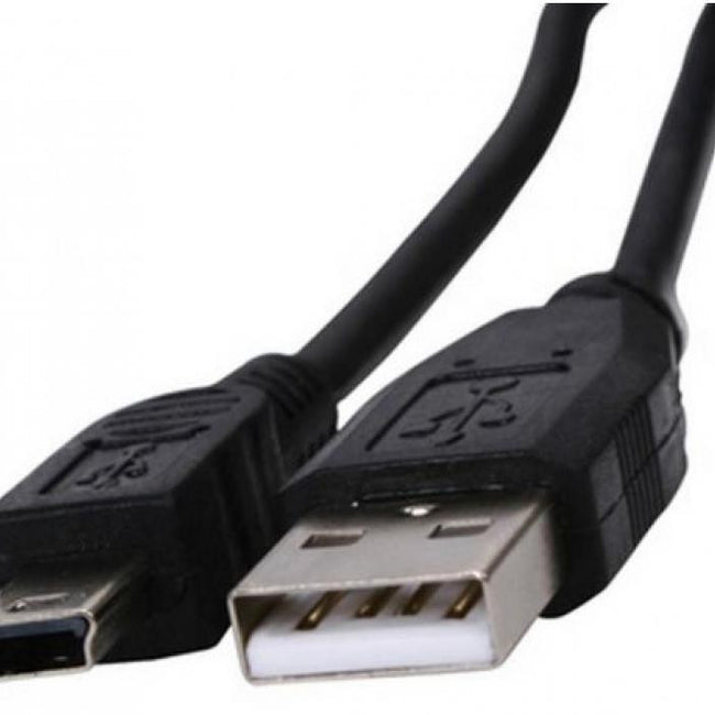 Cabo USB 2.0 tipo A para Mini USB preto, grande plano dos conectores USB-A e Mini USB de 5 pinos